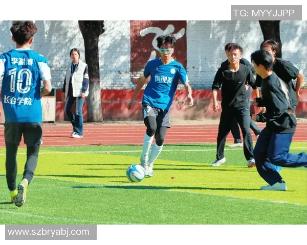 我们班的足球明星展现青春风采与团队精神的精彩瞬间